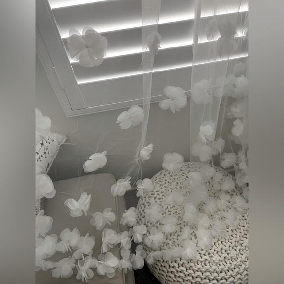 NWOT Wedding Veil with scattered 3D flowers Ivory - Picture 2 of 2